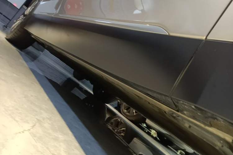 Used Nio ES8 2023 75 kWh Right Side Sill
