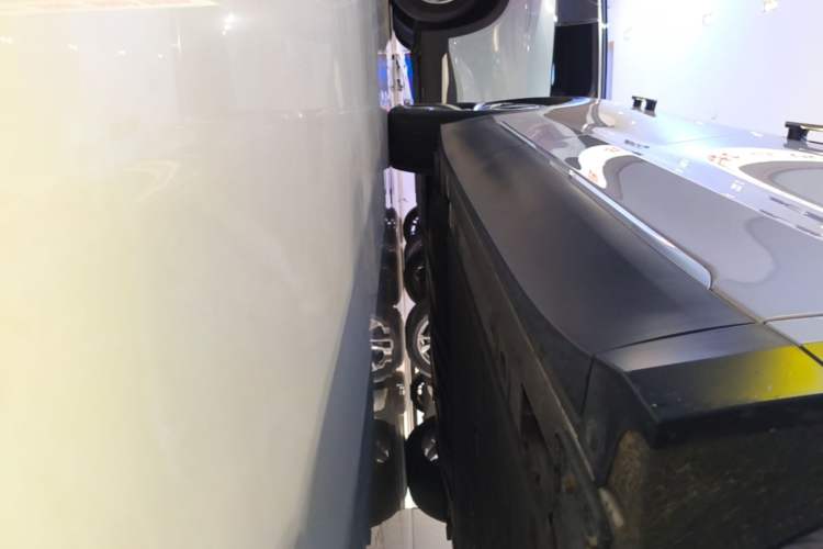 Used Nio ES8 2023 100kWh Signature Edition Right Side Sill