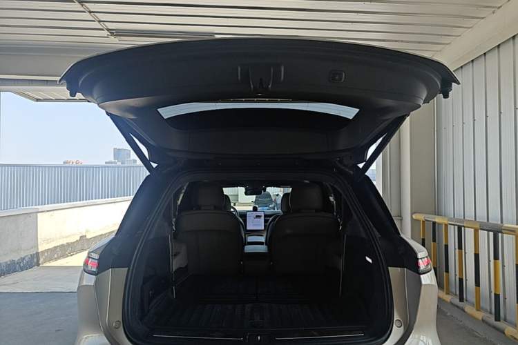 Used Nio ES8 2023 75 kWh Executive Edition Trunk