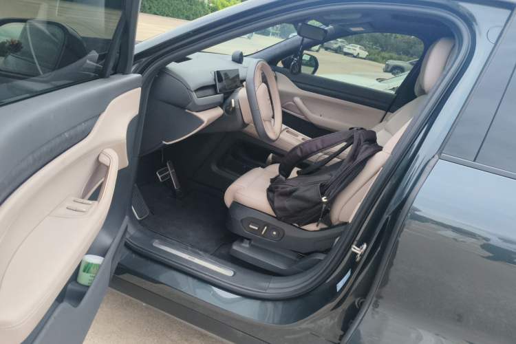 Used Nio ES8 2023 75 kWh Executive Edition Left Front Seat