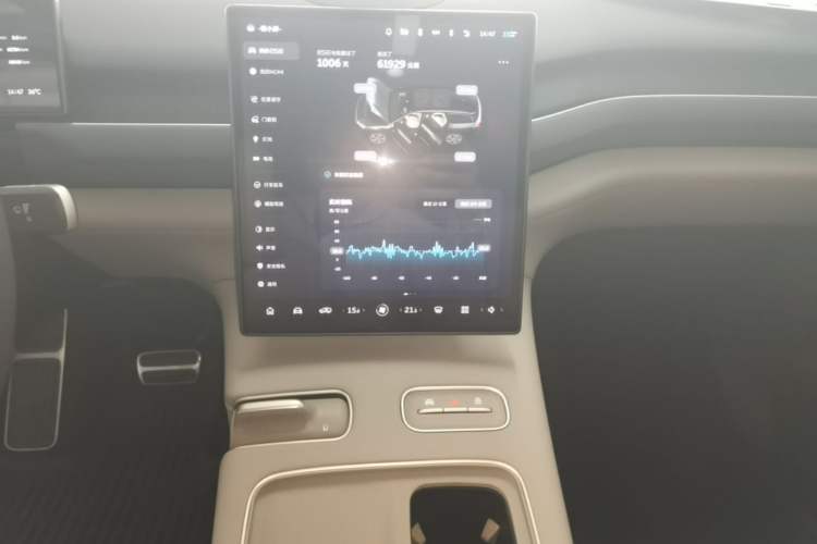 Used Nio ES8 2023 75 kWh Executive Edition Audio And AC Panel