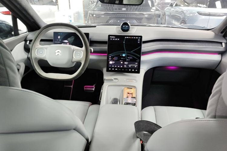 Used Nio ES8 2023 75 kWh Center Console