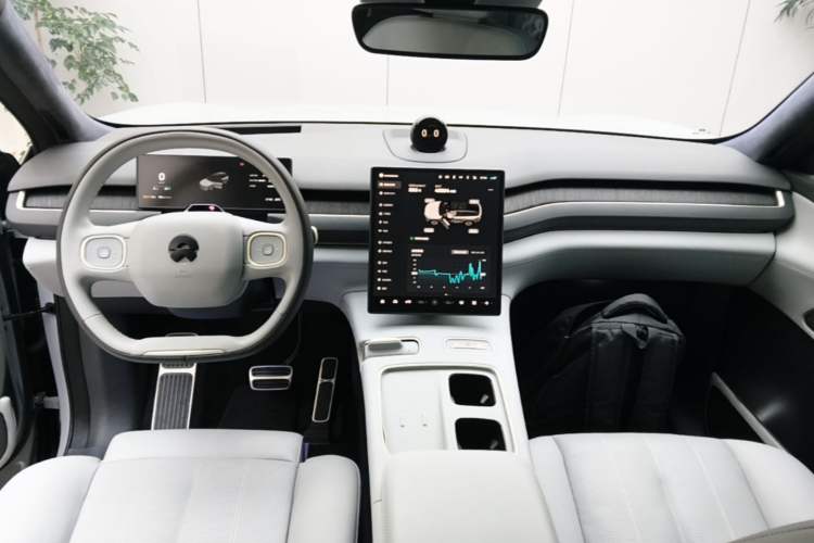 Used Nio ES8 2023 75 kWh Center Console