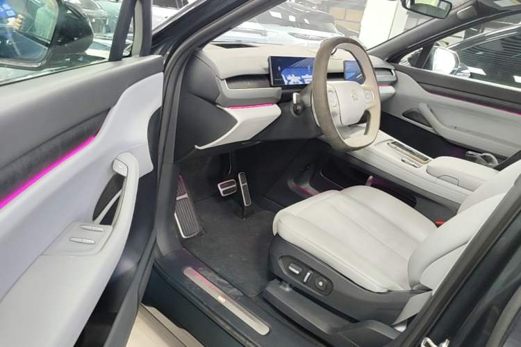 Used Nio ES8 2023 75 kWh Driver Seat
