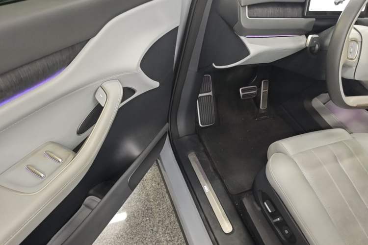 Used Nio ES8 2023 75 kWh Driver Seat