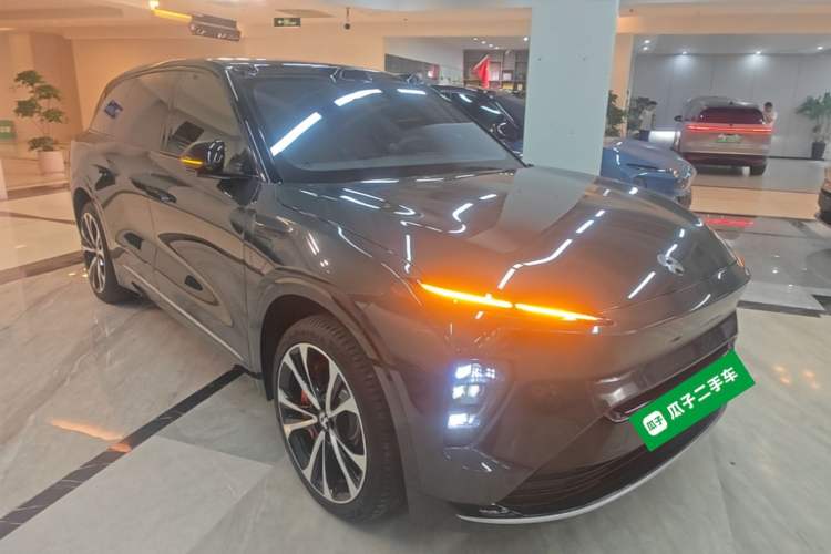 Used Nio ES8 2023 75 kWh Executive Edition Front Right 45 Deg