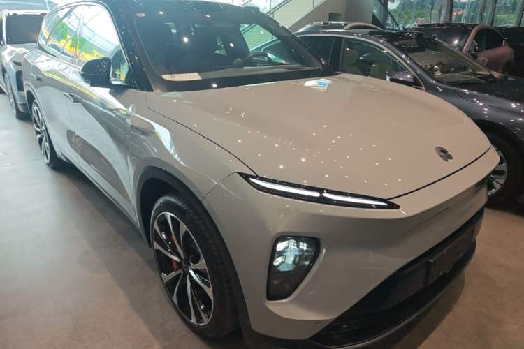 Used Nio ES8 2023 100kWh Signature Edition Front Right 45 Deg