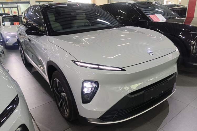 Used Nio ES8 2023 75 kWh Front Right 45 Deg