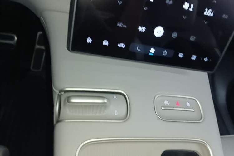 Used Nio ES8 2023 75 kWh Executive Edition Gear Lever