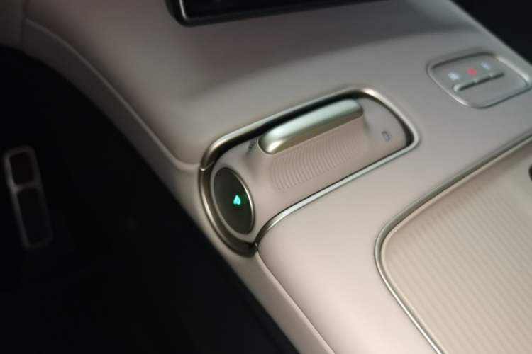 Used Nio ES8 2023 75 kWh Executive Edition Gear Lever