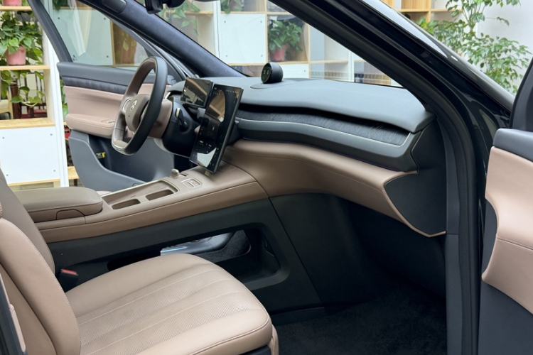 Used Nio ES8 2023 75 kWh Executive Edition Interior 10