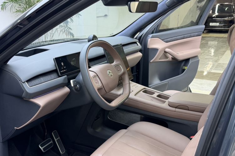 Used Nio ES8 2023 75 kWh Executive Edition Interior 2