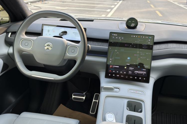 Used Nio ES8 2023 75 kWh Interior 2