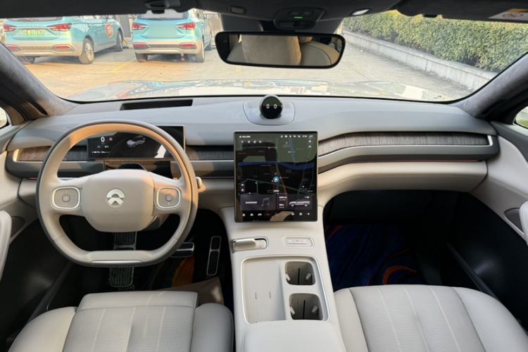 Used Nio ES8 2023 75 kWh Executive Edition Interior 2
