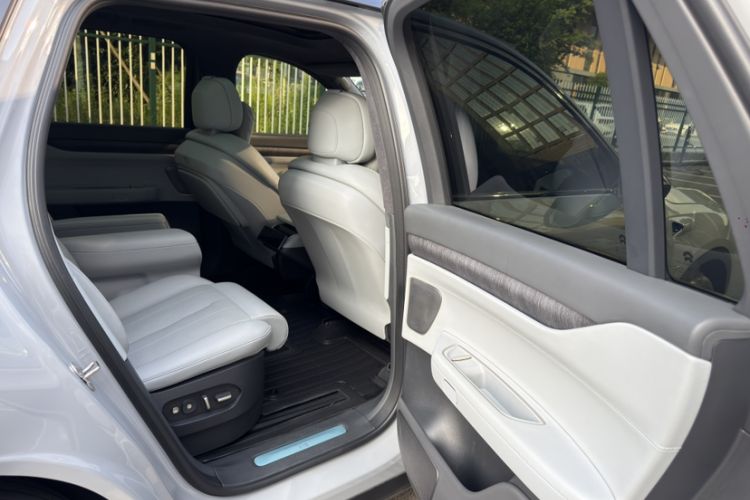 Used Nio ES8 2023 75 kWh Interior 6