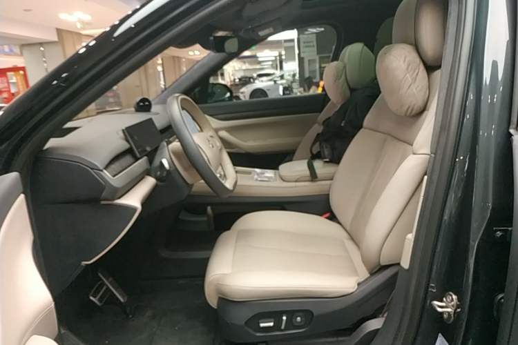 Used Nio ES8 2023 75 kWh Left Front Seat