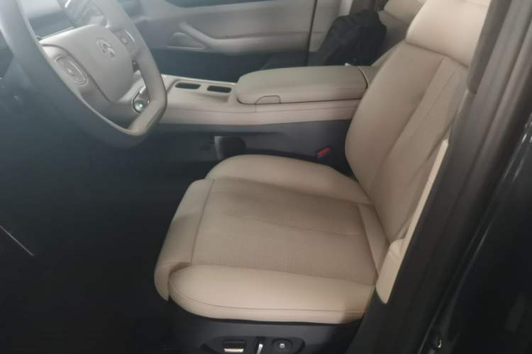 Used Nio ES8 2023 75 kWh Executive Edition Left Front Seat
