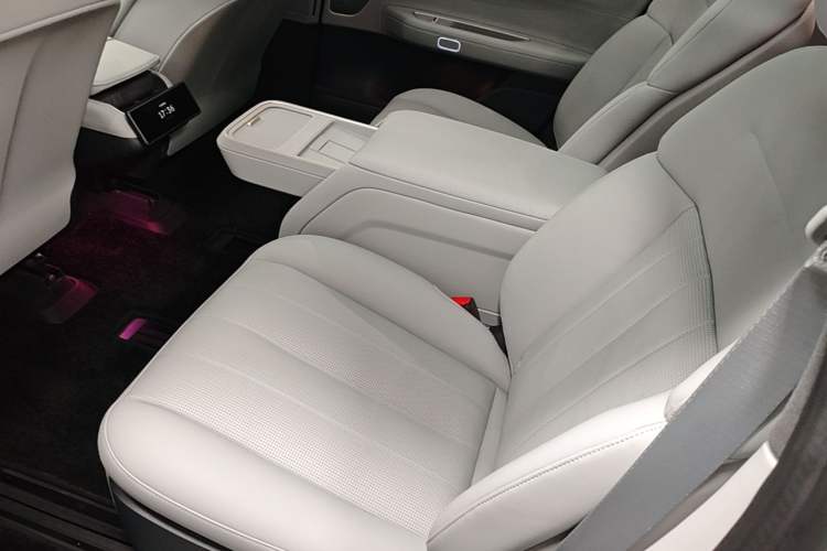 Used Nio ES8 2023 75 kWh Executive Edition Left Rear Seat