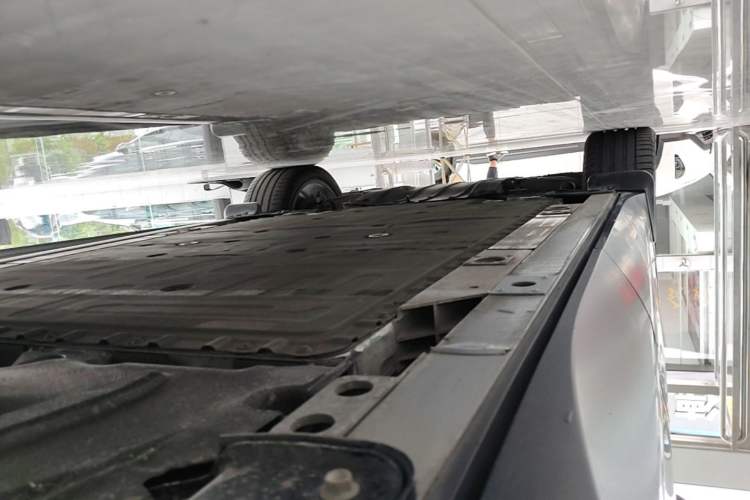 Used Nio ES8 2023 75 kWh Left Side Sill