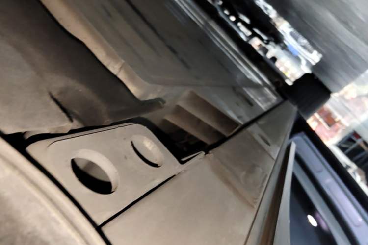 Used Nio ES8 2023 75 kWh Left Side Sill