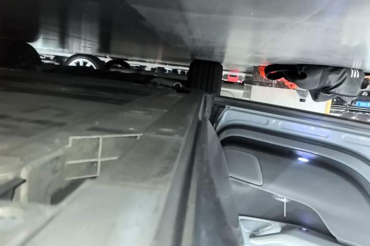 Used Nio ES8 2023 75 kWh Left Side Sill