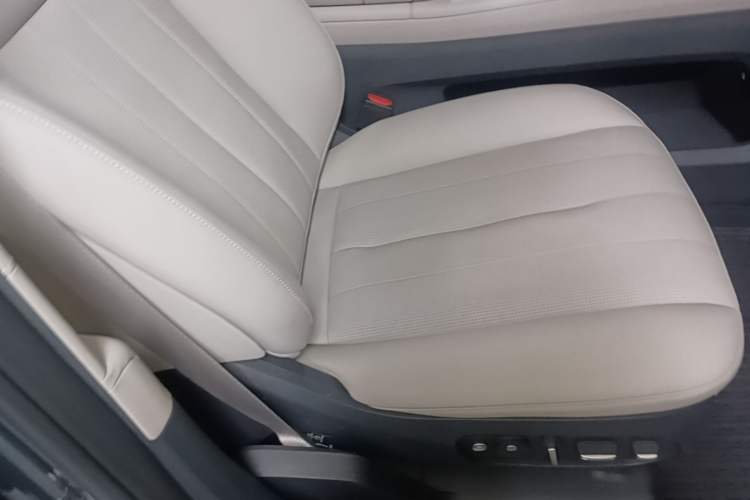 Used Nio ES8 2023 75 kWh Executive Edition Right Front Seat