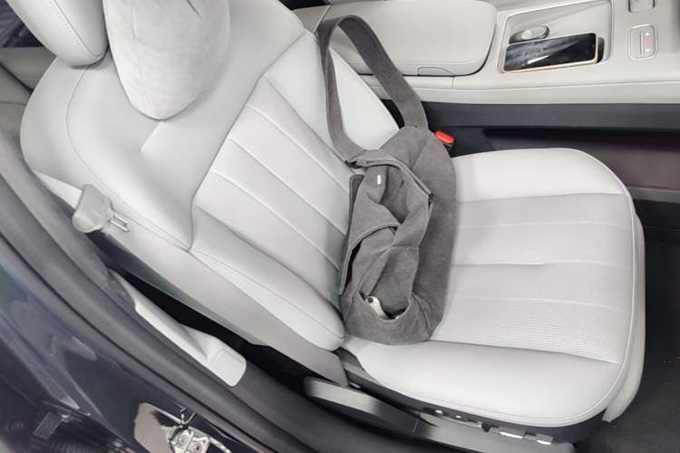 Used Nio ES8 2023 75 kWh Right Front Seat