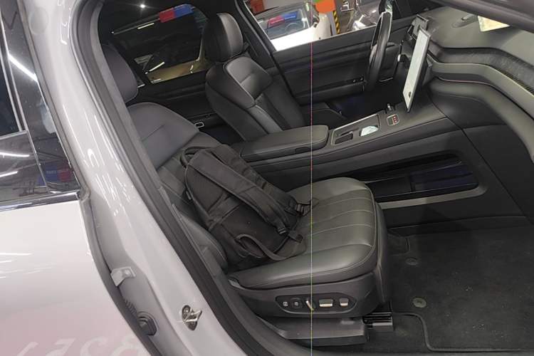 Used Nio ES8 2023 75 kWh Right Front Seat