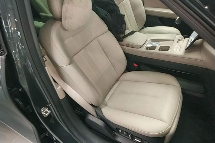 Used Nio ES8 2023 75 kWh Right Front Seat