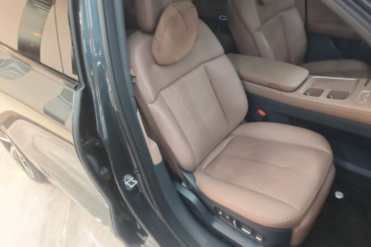Used Nio ES8 2023 75 kWh Executive Edition Right Front Seat