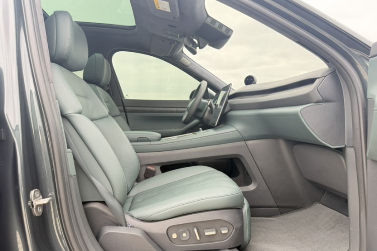 Used Nio ES8 2023 100kWh Signature Edition Right Front Seat