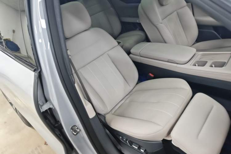 Used Nio ES8 2023 75 kWh Executive Edition Right Front Seat