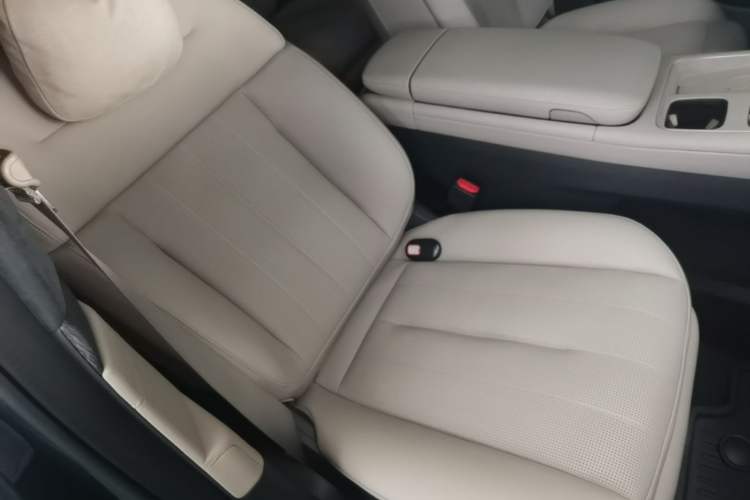 Used Nio ES8 2023 75 kWh Executive Edition Right Front Seat