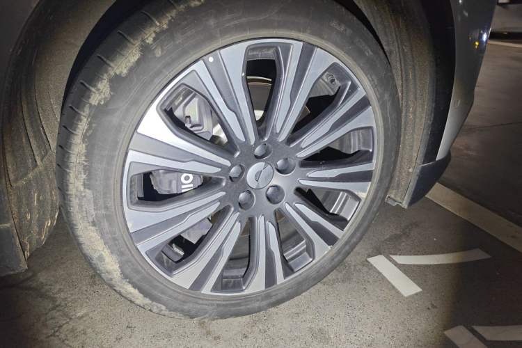 Used Nio ES8 2023 75 kWh Right Front Wheel Hub