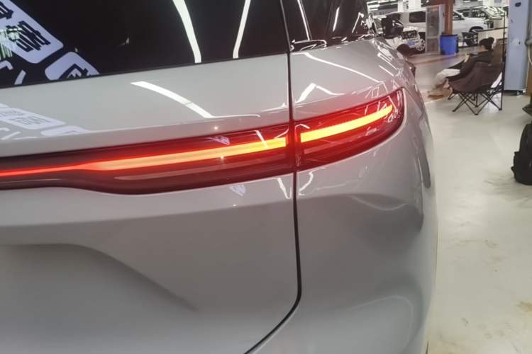Used Nio ES8 2023 75 kWh Right Rear Taillight