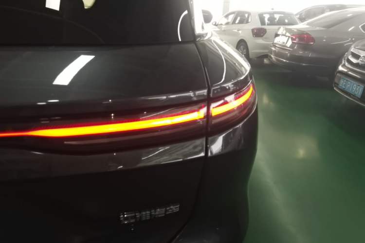 Used Nio ES8 2023 75 kWh Executive Edition Right Rear Taillight