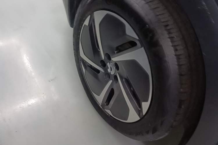 Used Nio ES8 2023 75 kWh Executive Edition Right Rear Wheel Hub