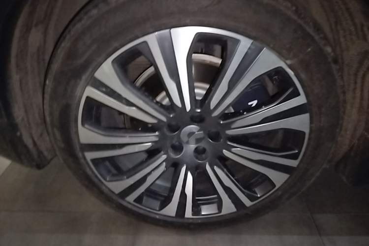 Used Nio ES8 2023 75 kWh Executive Edition Right Rear Wheel Hub
