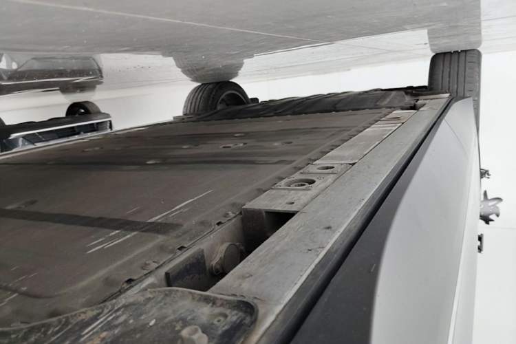 Used Nio ES8 2023 75 kWh Right Side Sill