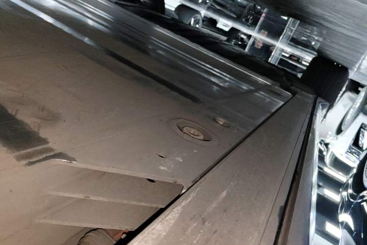 Used Nio ES8 2023 75 kWh Right Side Sill