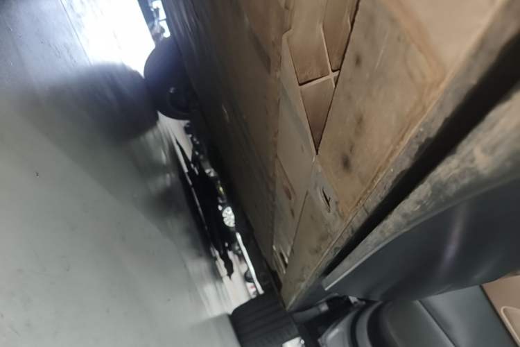 Used Nio ES8 2023 75 kWh Right Side Sill