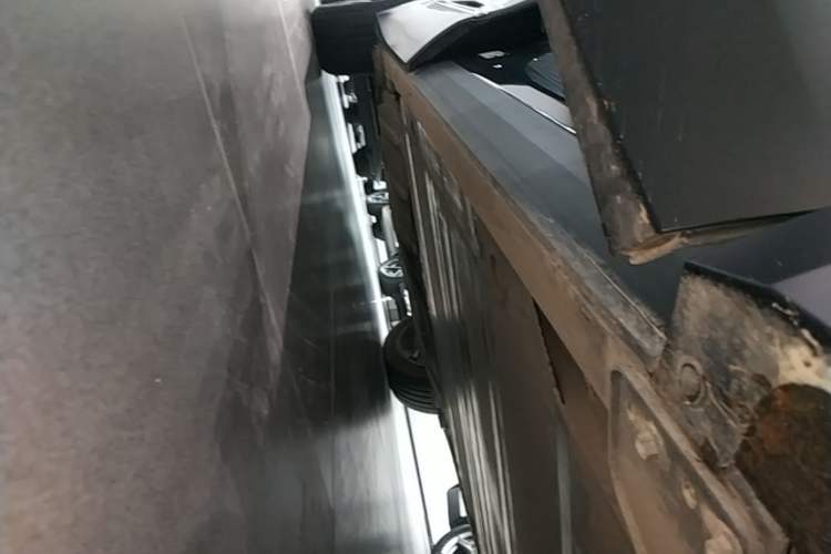 Used Nio ES8 2023 75 kWh Right Side Sill