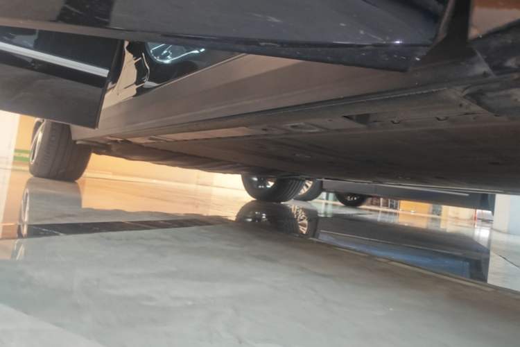 Used Nio ES8 2023 75 kWh Executive Edition Right Side Sill