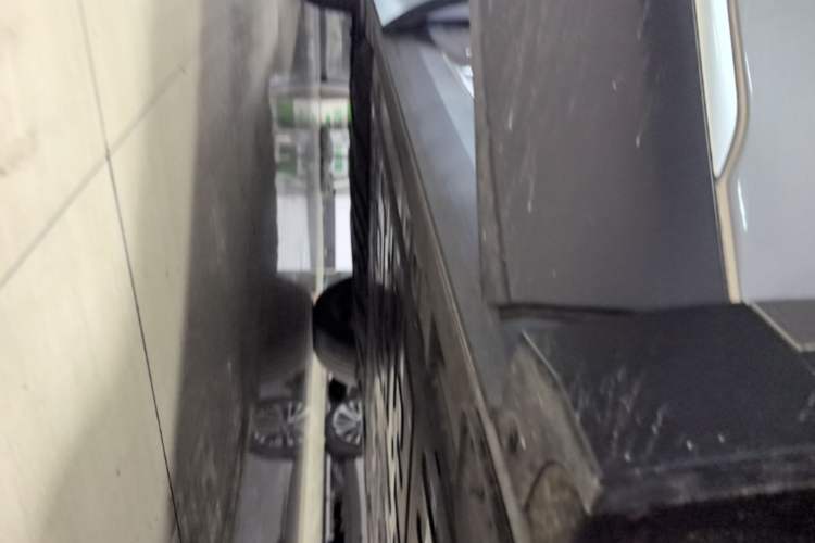 Used Nio ES8 2023 75 kWh Right Side Sill