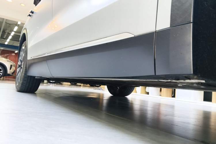 Used Nio ES8 2023 75 kWh Right Side Sill