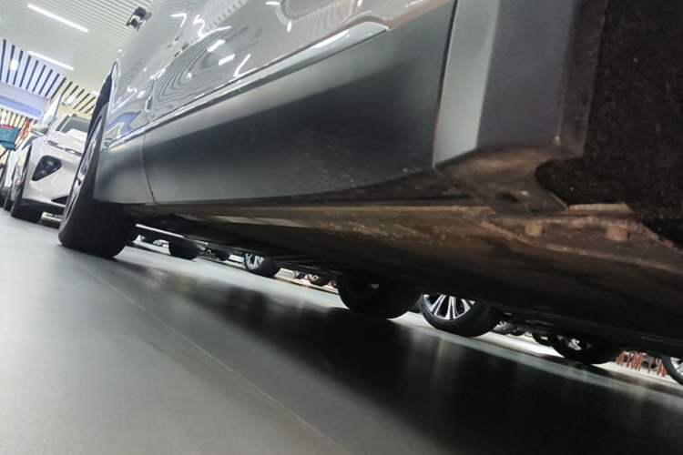 Used Nio ES8 2023 75 kWh Right Side Sill