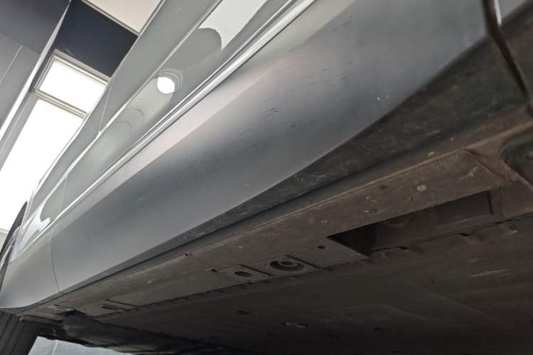 Used Nio ES8 2023 75 kWh Executive Edition Right Side Sill
