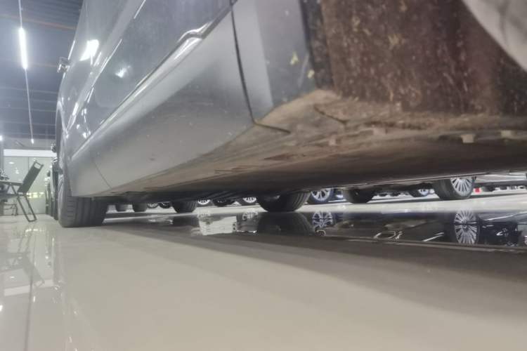 Used Nio ES8 2023 75 kWh Right Side Sill
