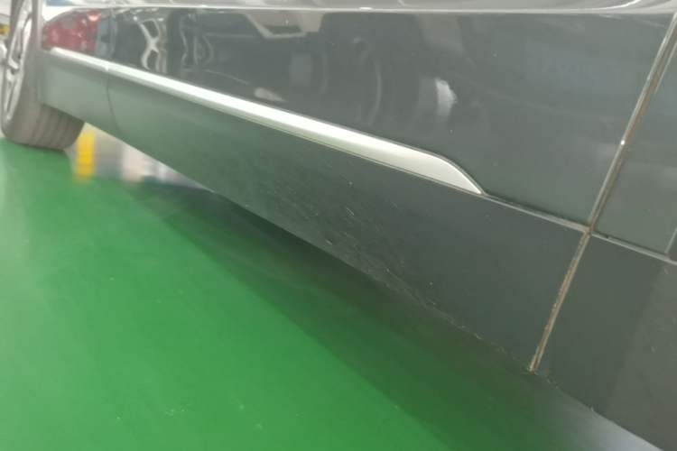 Used Nio ES8 2023 75 kWh Executive Edition Right Side Sill