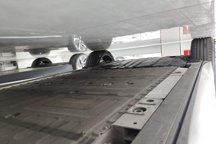Used Nio ES8 2023 75 kWh Right Side Sill